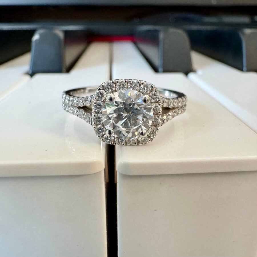 Cushion model 14k central round-cut diamond 1.62 carat, (E Color VVS2 Clarity) lab-grown diamond v. Design. Halo wedding band - Image 3