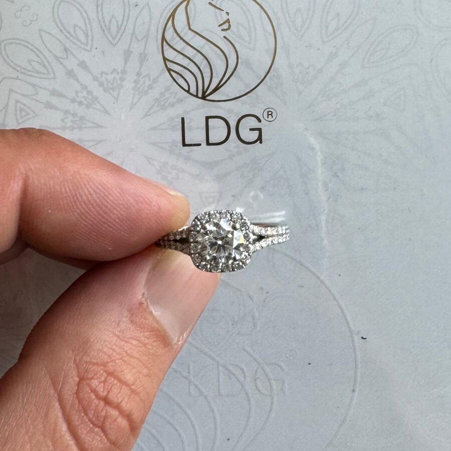 Cushion model 14k central round-cut diamond 1.62 carat, (E Color VVS2 Clarity) lab-grown diamond v. Design. Halo wedding band - Image 2