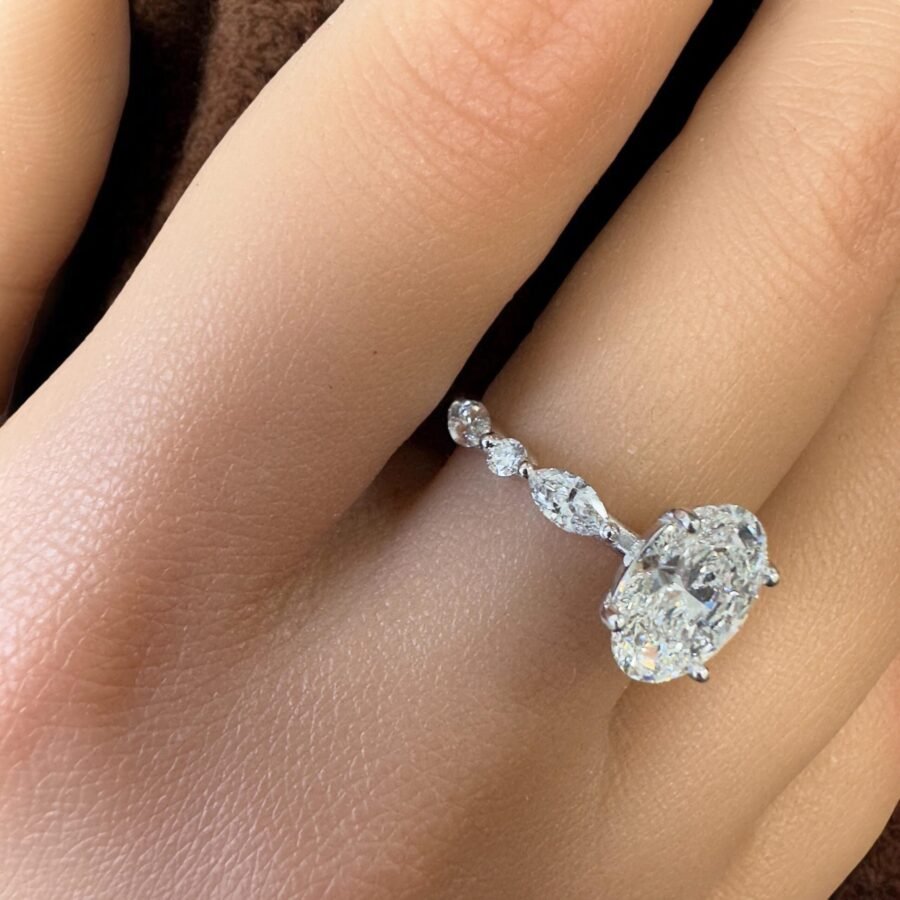 2 CARAT E VS1 IGI Vintage Oval Ring with Marquise side stones 2.40 carat total lab grown diamond. Engagement ring, unique ring. - Image 2